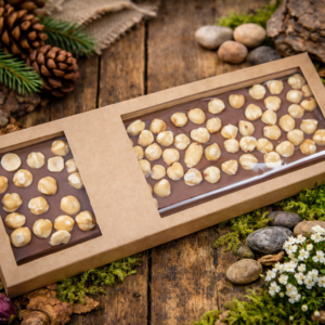 Tabliczka czekolady mlecznej z orzechami laskowymi w ekologicznym opakowaniu na drewnianym tle