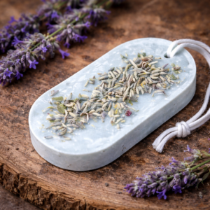 Zawieszka sojowa Lawendowe Pole z suszoną lawendą – naturalna zawieszka zapachowa do szafy