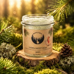 Słoik soli do kąpieli Leśna Medytacja marki Bliżej Lasu w leśnej aranżacji z mchem, sosnowymi gałązkami i naturalnym drewnem.