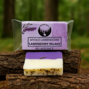 Mydło lawendowe Bliżej Lasu na tle kory drzewa, z widoczną etykietą i naturalnym otoczeniem lasu.