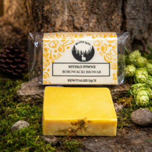 Naturalne mydło piwne Borowiacki Browar Bliżej Lasu na tle mchu i leśnych dodatków