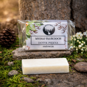 Naturalne mydło Dotyk Piękna Bliżej Lasu na tle mchu i leśnych dodatków