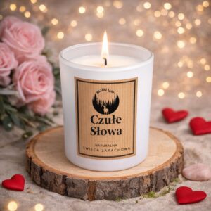 Świeca sojowa „Czułe Słowa” w białym szkle na drewnianej podstawie, w romantycznej aranżacji z różami i czerwonymi sercami.