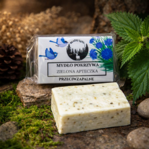 Naturalne mydło pokrzywowe Zielona Apteczka Bliżej Lasu na tle mchu i liści pokrzywy