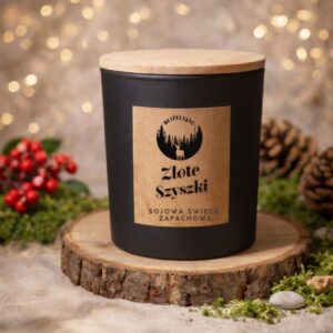 Świeca sojowa „Złote Szyszki” w czarnym, matowym szkle z drewnianą pokrywką na eleganckim, leśnym tle z szyszkami i ciepłym światłem.