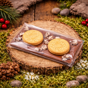 czekolada mleczna z jasnymi ciasteczkami oreo w rustykalnym stylu