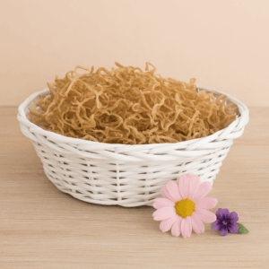 Biały wiklinowy kosz prezentowy z produktami naturalnymi