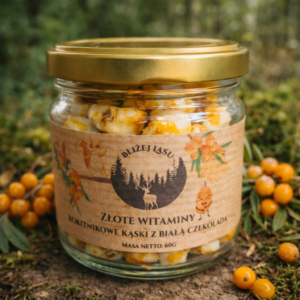 kąski rokitnikowe w białej czekoladzie w słoiku na naturalnym leśnym tle