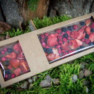 Czekolada mleczna z owocami leśnymi