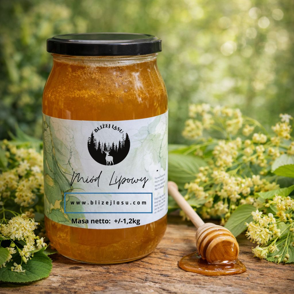Miód lipowy w szklanym słoiku ustawiony na drewnianym blacie w otoczeniu kwiatów lipy i drewnianej łyżki do miodu.