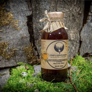 Butelka z syropem z kwiatu akacji o jasnozłotym kolorze