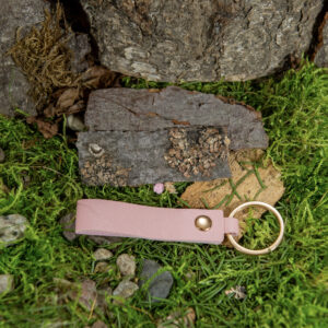 „Różowy brelok skórzany minimalistyczny – uchwyt na kluczyk samochodowy, breloczek do torebki”