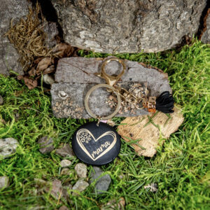 „Grawerowany breloczek czarny z napisem mama – elegancki prezent”