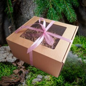 Dekoracyjne pudełko na prezent o wymiarach 300x300x100 mm