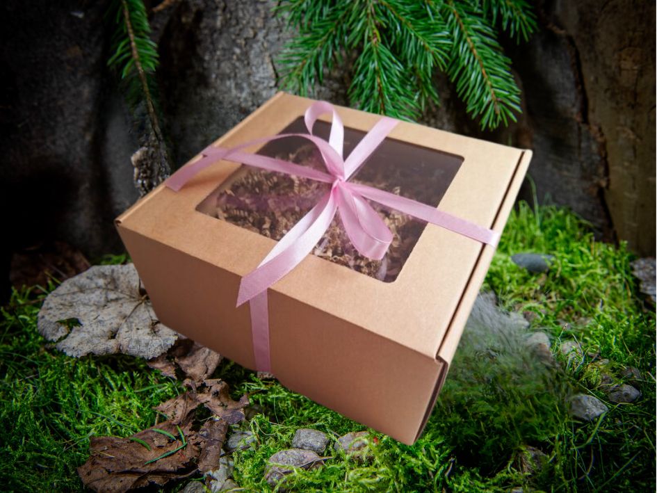 Dekoracyjne pudełko na prezent o wymiarach 300x300x100 mm