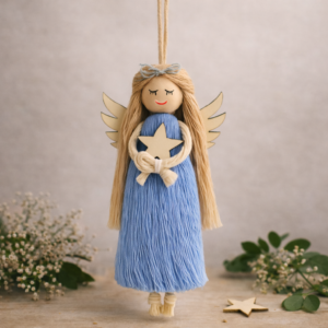 ręcznie wykonany aniołek wiszący w niebieskiej sukience z drewnianą gwiazdką, delikatna dekoracja dla babci i dziadka