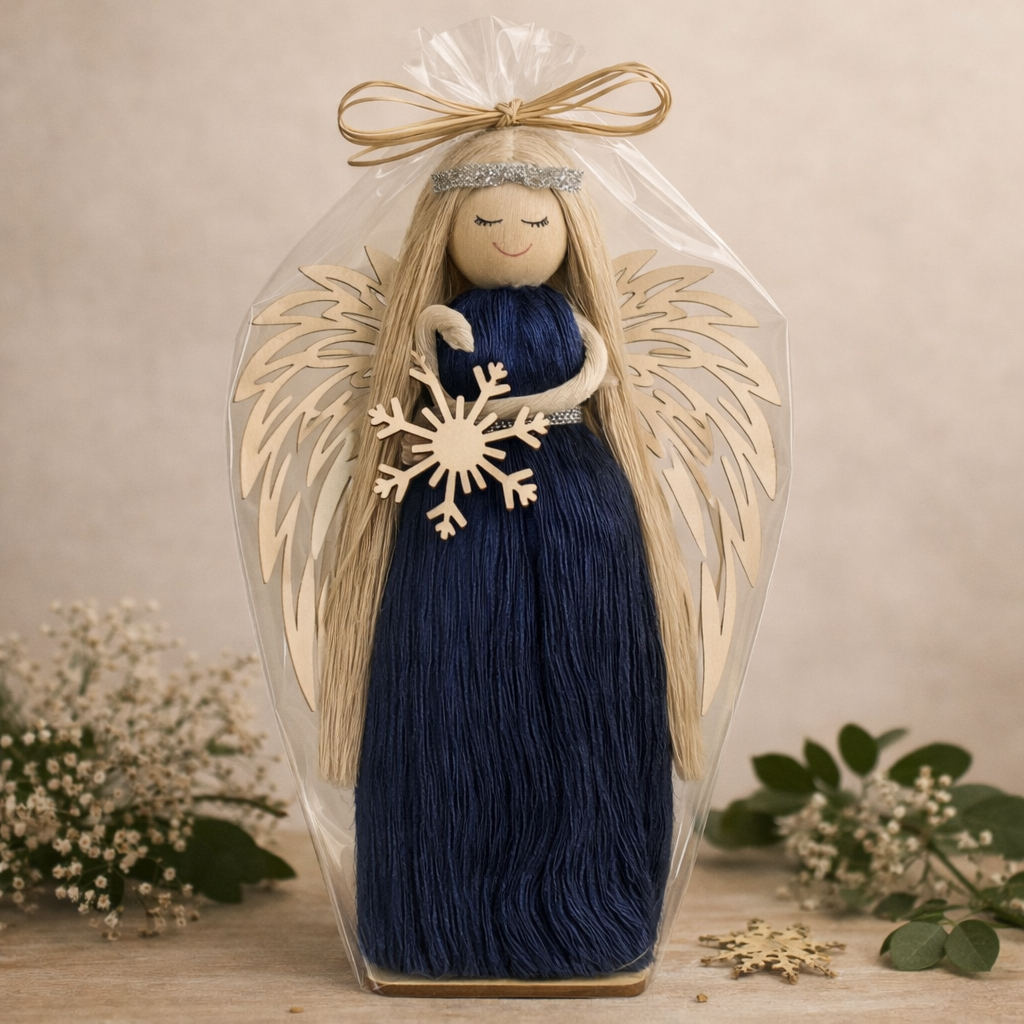Granatowy aniołek stojący, ręcznie wykonana dekoracja z włóczki i drewna w naturalnym stylu