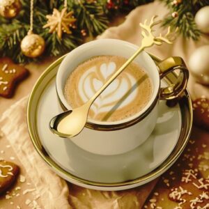 Łyżeczka do kawy z jeleniem ze stali nierdzewnej na tle świątecznej kawy i pierników – Bliżej Lasu