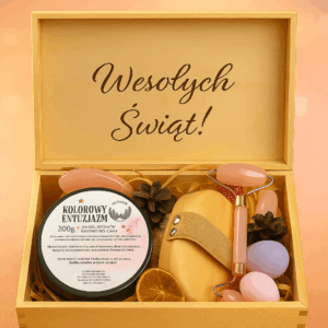 Zestaw prezentowy Różowy Spokój z peelingiem, rollerem i szczotką w drewnianym pudełku na naturalnym tle.