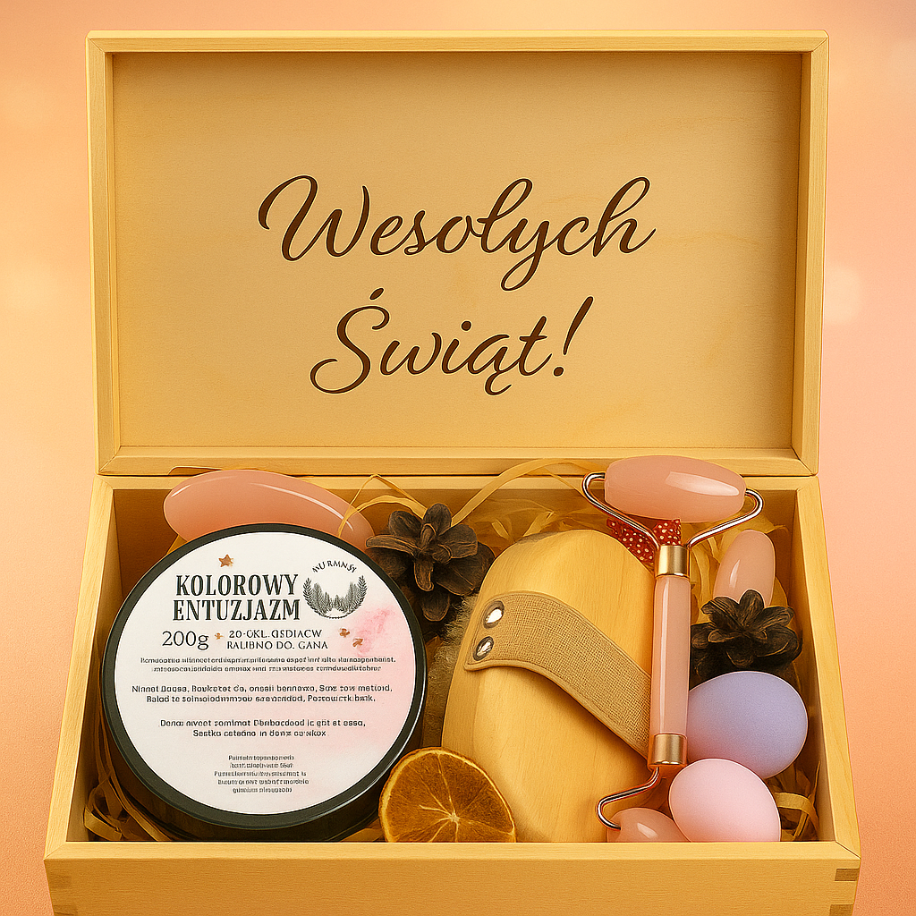 Zestaw prezentowy Różowy Spokój z peelingiem, rollerem i szczotką w drewnianym pudełku na naturalnym tle.
