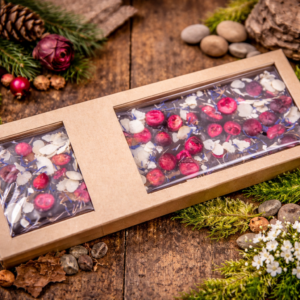 Tabliczka czekolady z żurawiną, płatkami migdałów i kwiatami bławatka w eleganckim opakowaniu