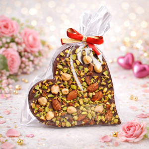 Serce z mlecznej czekolady z migdałami, orzechami laskowymi i pistacjami w opakowaniu prezentowym