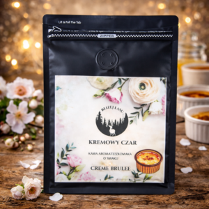 Opakowanie aromatyzowanej kawy mielonej o smaku crème brûlée „Kremowy Czar” na naturalnym tle z deserowymi motywami.