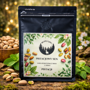 Aromatyzowana kawa mielona o smaku pistacji „Pistacjowy Sen” w czarnym opakowaniu, otoczona pistacjami i liśćmi mięty na naturalnym tle.