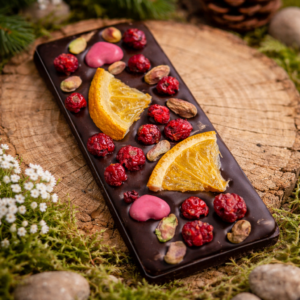 czekolada deserowa z żurawiną pistacją i pomarańczą na drewnie