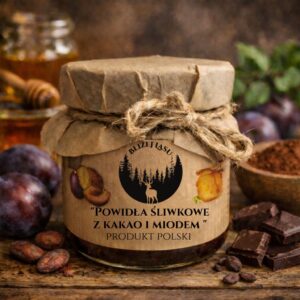 Słoik powideł śliwkowych z kakao i miodem na drewnianym stole, otoczony śliwkami, kakao i kawałkami czekolady.
