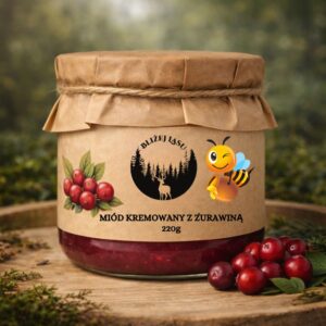 miód kremowany z żurawiną w słoiku na drewnianym tle