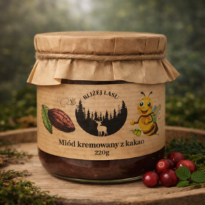 miód kremowany z kakao w słoiku na drewnianym tle