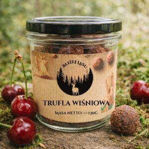 trufle wiśniowe w słoiku widok z góry na naturalnym leśnym tle